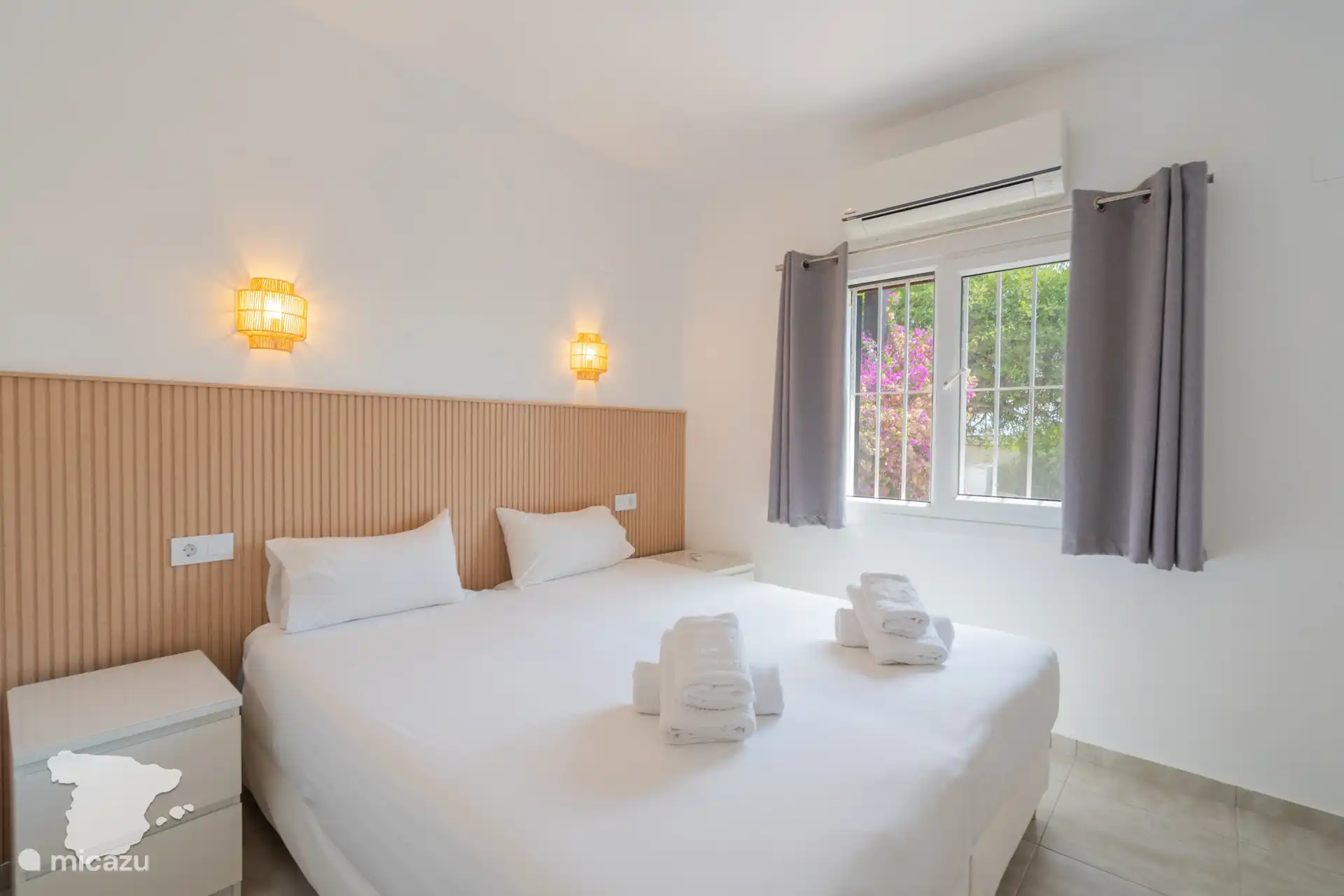 Chambre 1 - avec lit double, placard et climatisation