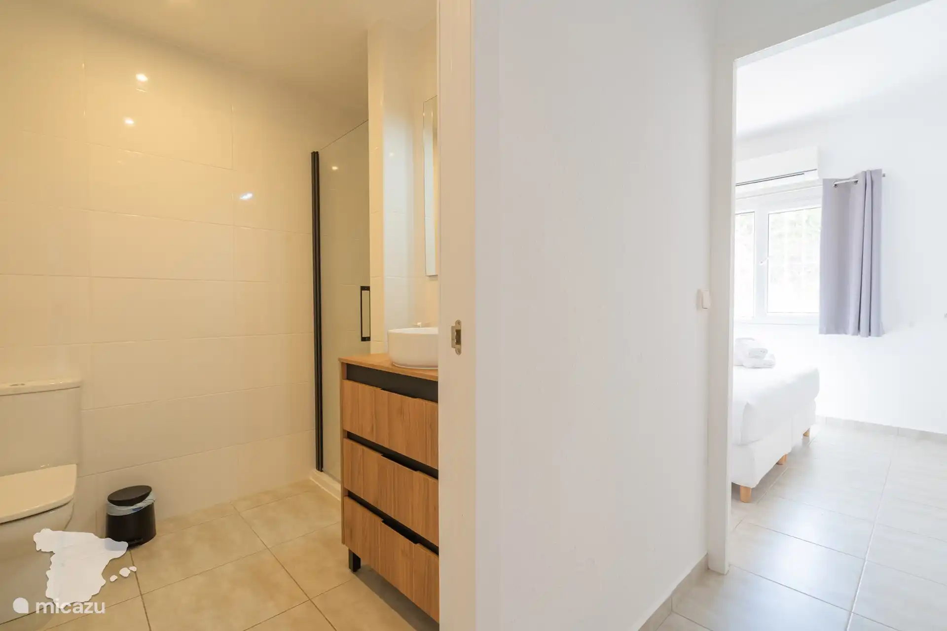 Salle de bain avec douche, lavabo et WC