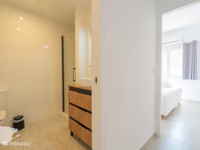 Casa Palmera Moraira | Espagne, Costa Blanca, Moraira - bungalow Salle de bain avec douche, lavabo et WC