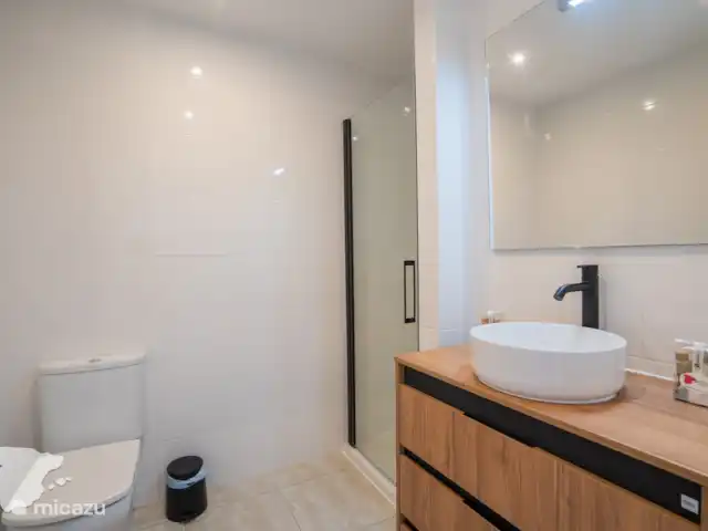 Casa Palmera Moraira | Espagne, Costa Blanca, Moraira - bungalow Salle de bain avec douche, lavabo et WC