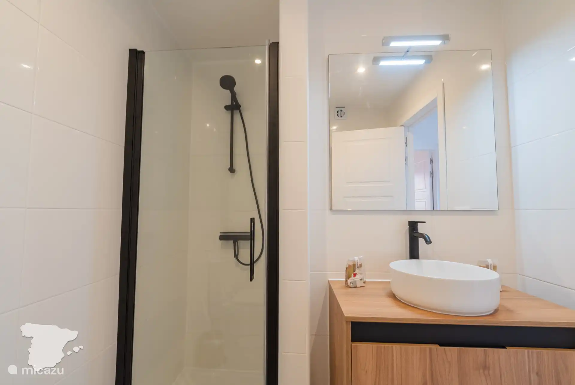 Salle de bain avec douche, lavabo et WC