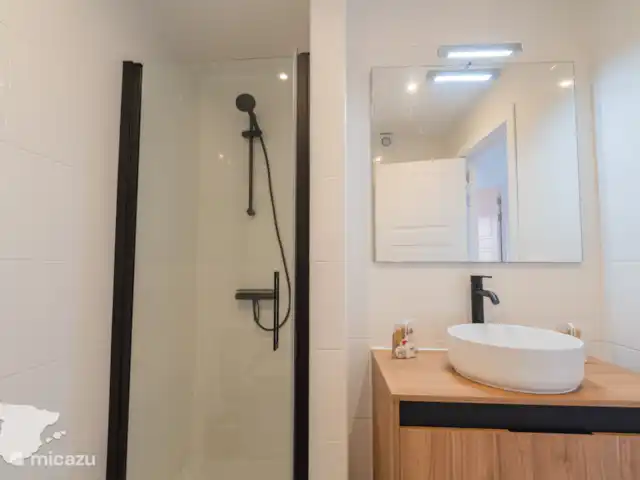 Casa Palmera Moraira | Espagne, Costa Blanca, Moraira - bungalow Salle de bain avec douche, lavabo et WC