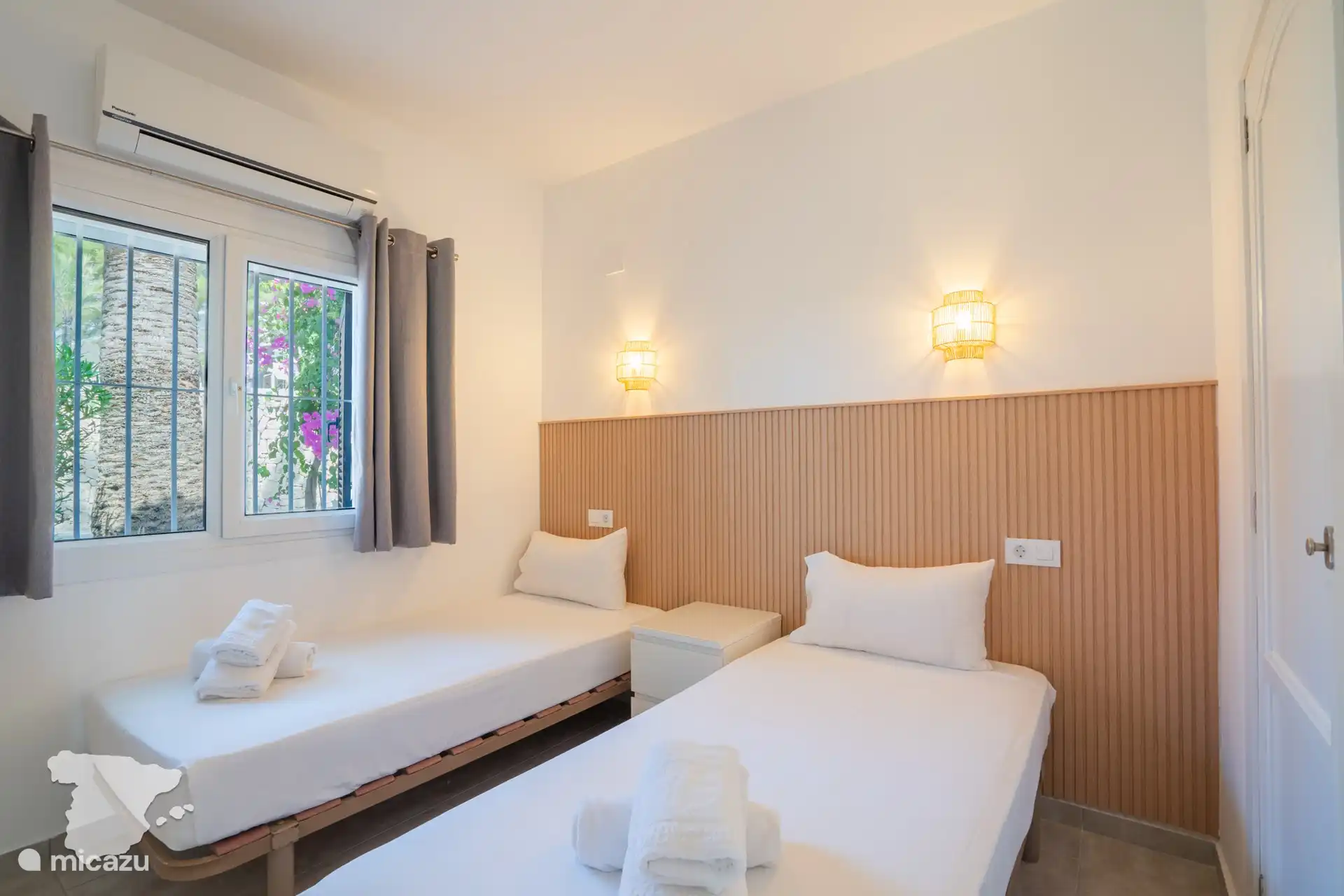 Chambre 2 - avec deux lits simples, placard et climatisation