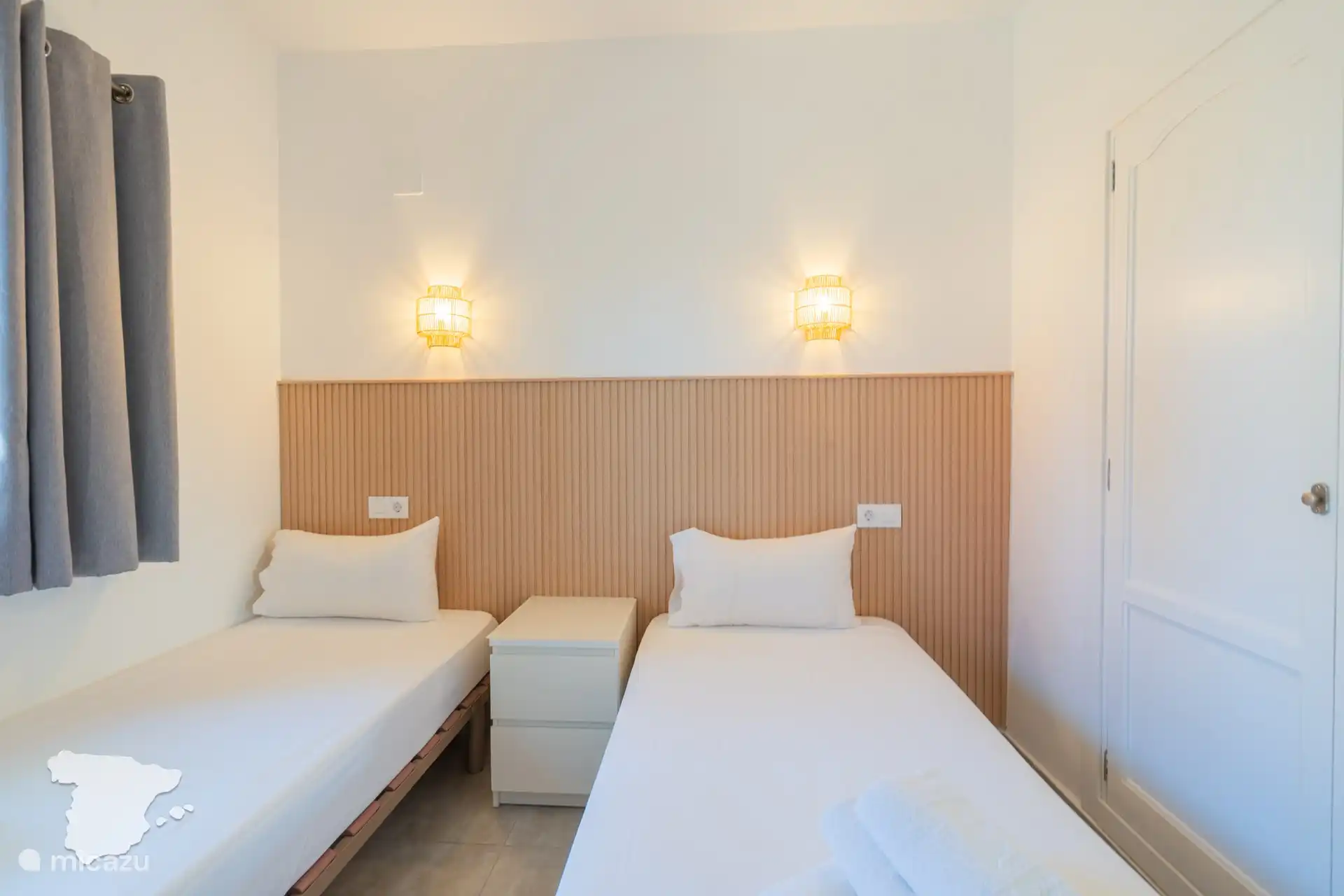 Chambre 2 - avec deux lits simples, placard et climatisation