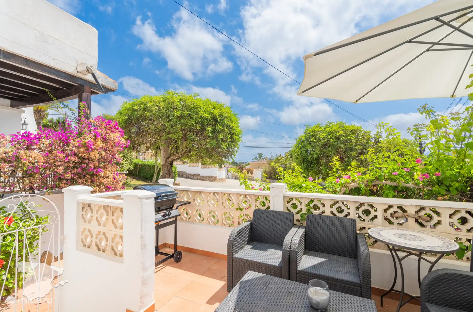 Terrasse de la salle à manger - avec barbecue et salon