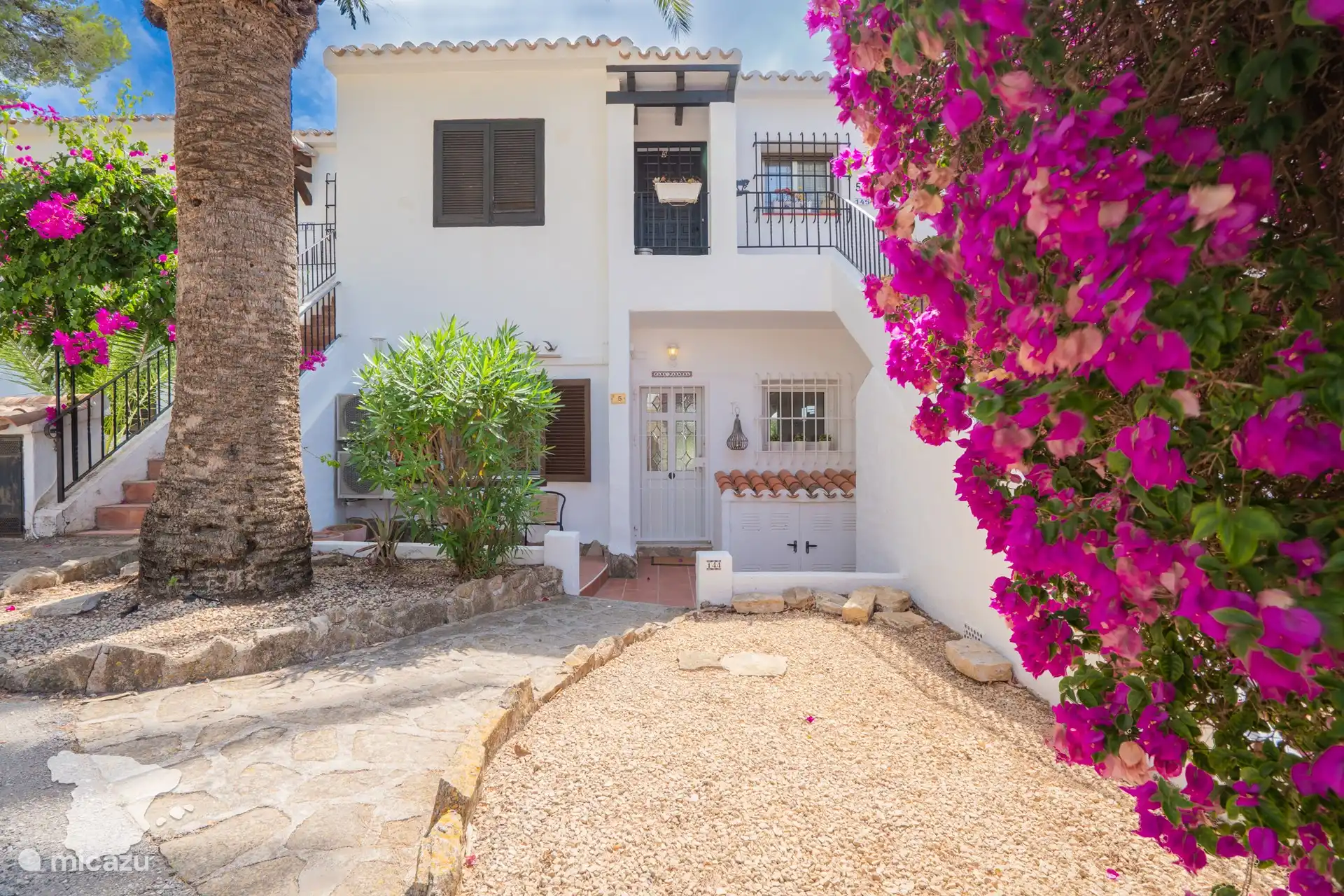 Devant la maison, il est situé au rez-de-chaussée