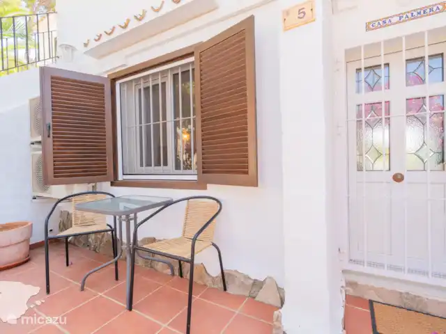 Casa Palmera Moraira | Espagne, Costa Blanca, Moraira - bungalow Devant de la maison à l’entrée, avec sièges