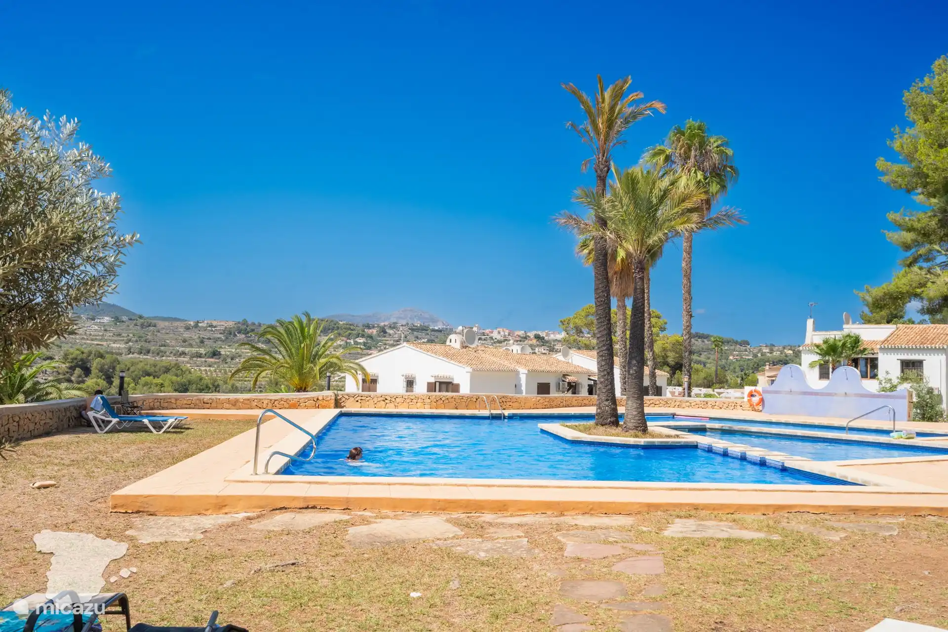 Piscine commune à quelques mètres de la maison