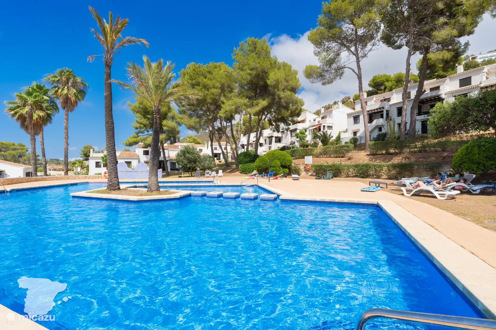 Piscine commune à quelques mètres de la maison
