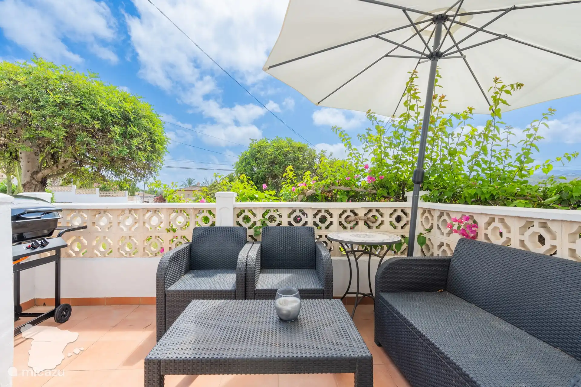 Terrasse de la salle à manger - avec barbecue et salon