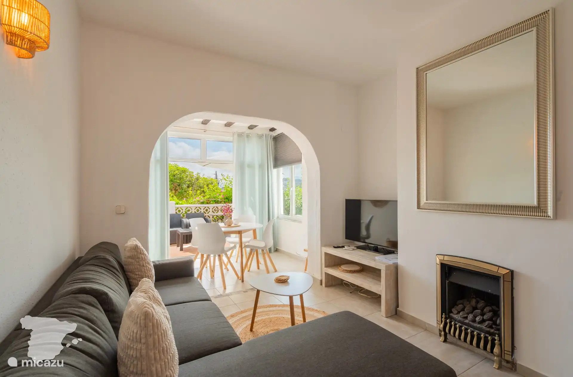Salon, avec la table à manger au bout et accès direct à la terrasse