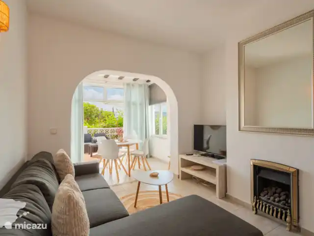 Casa Palmera Moraira | Espagne, Costa Blanca, Moraira - bungalow Salon, avec la table à manger au bout et accès direct à la terrasse