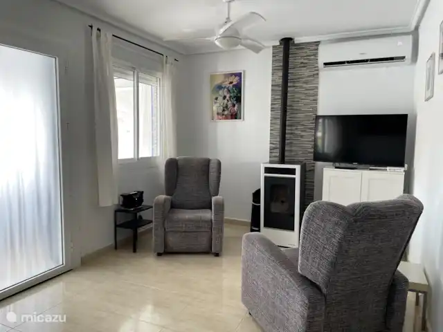 Location de Vacances Espagne, Costa Cálida, Camposol, maison de vacances - Maison heureuse La télévision, le poêle à granulés et les canapés du salon