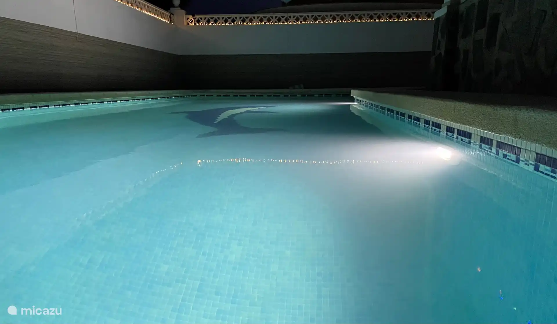 Unser Schwimmbad bei Nacht mit eingeschaltetem Licht