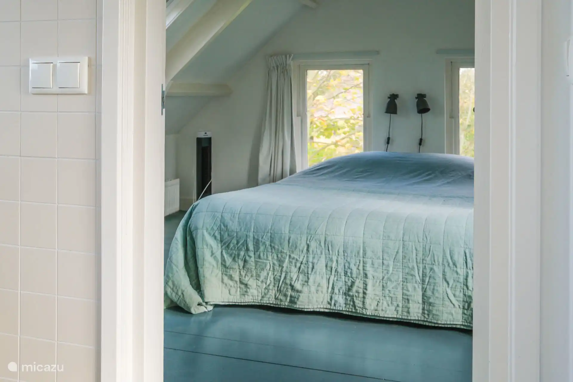 Das zweite Schlafzimmer oben mit einem 160 cm großen Doppelbett