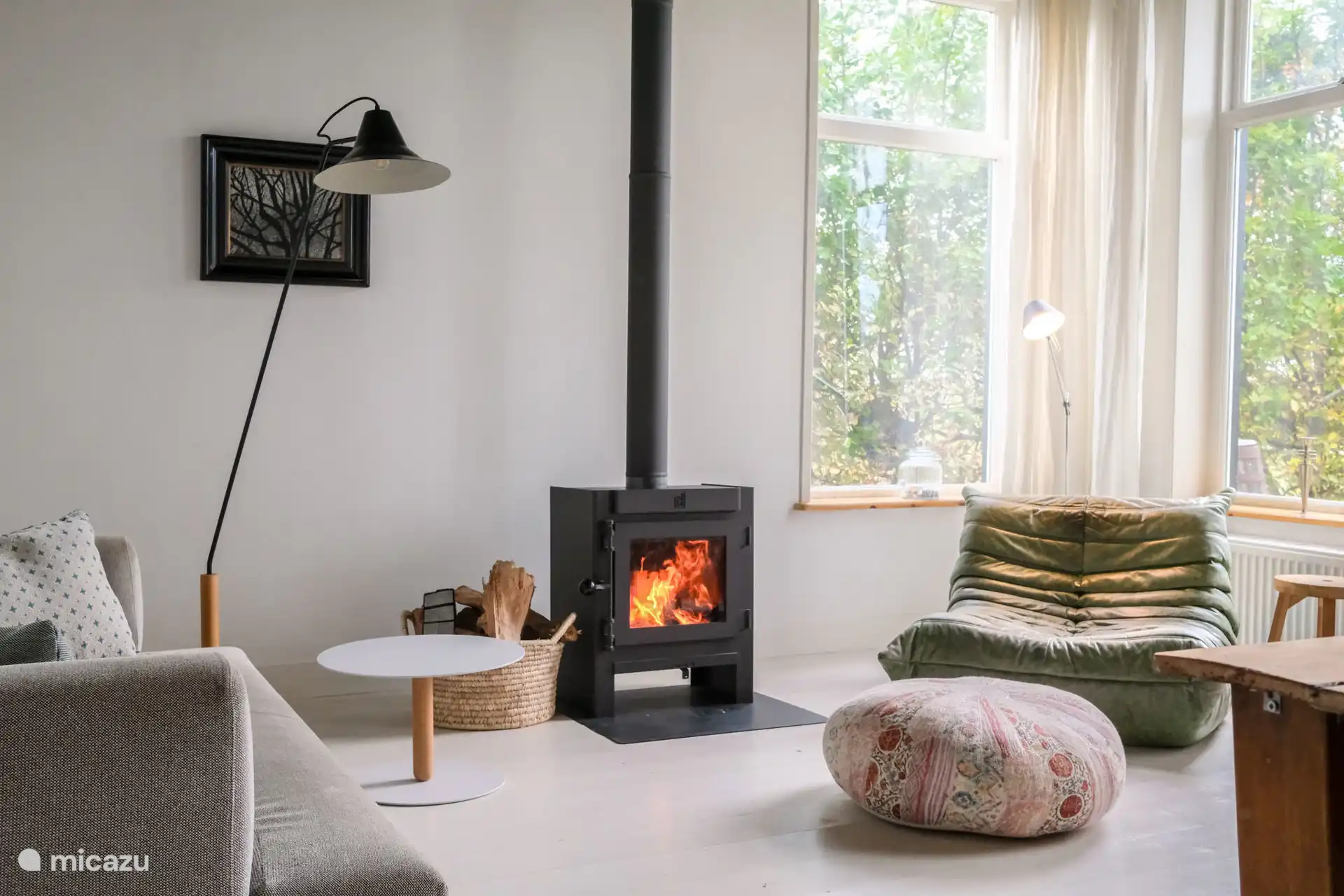 Das Esszimmer mit Kamin und feinen Sesseln 