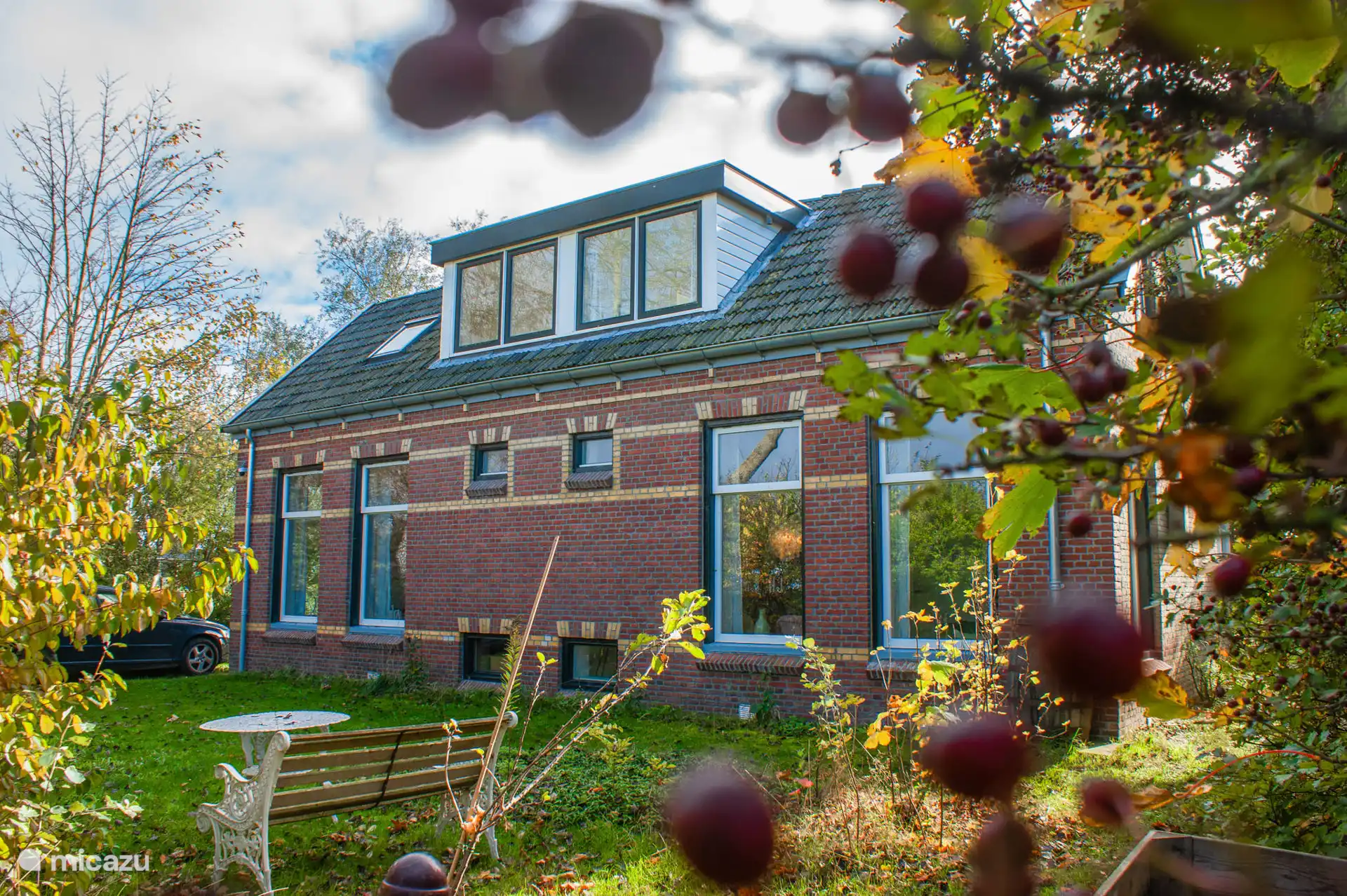 Frontansicht der Außenseite von Aan 't Wad im Herbst