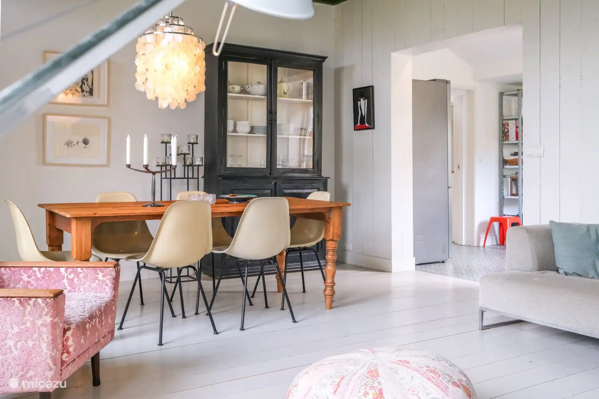 Esszimmer mit Holzofen und schönem Sofa