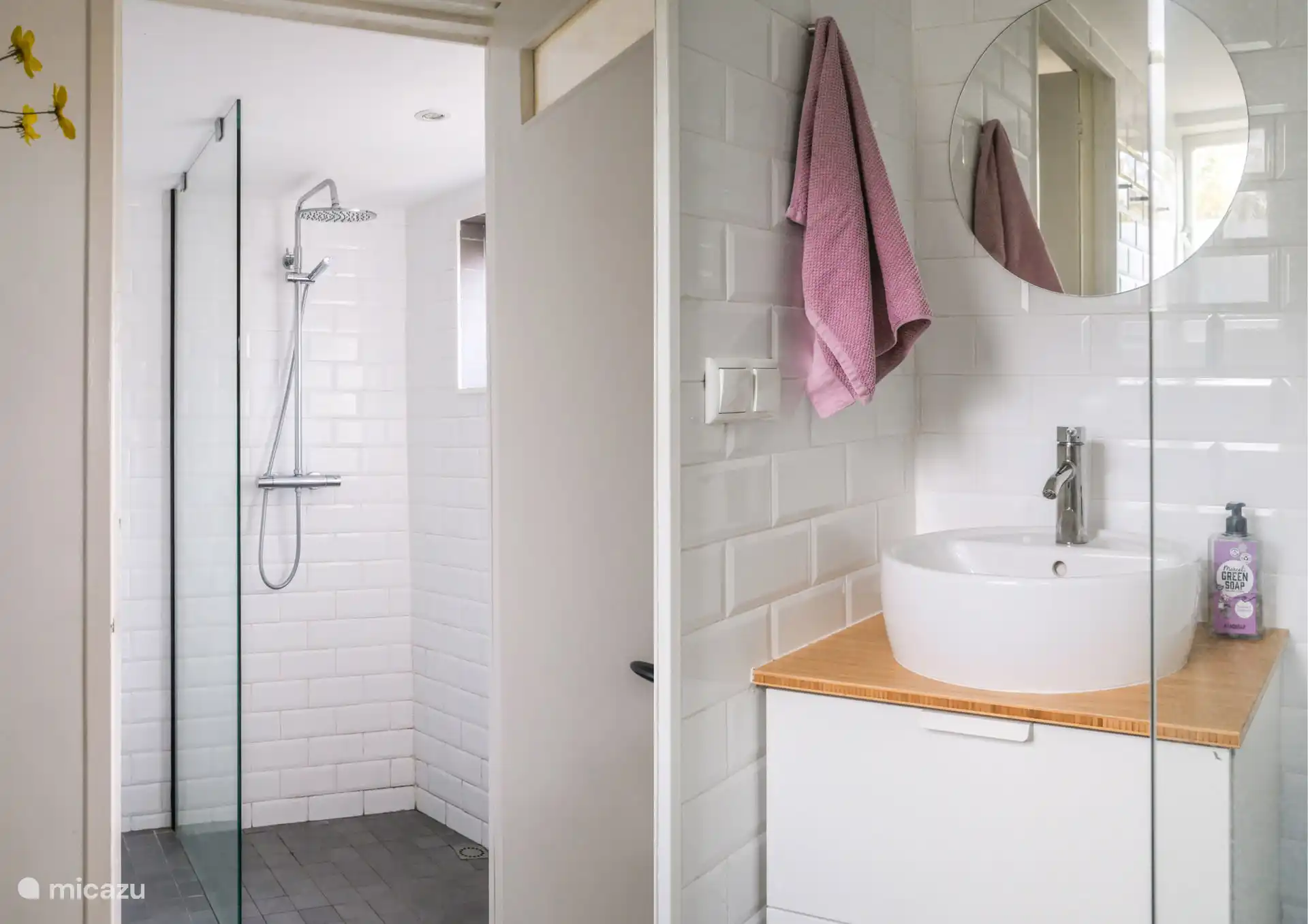 Badezimmer im Erdgeschoss mit Regendusche