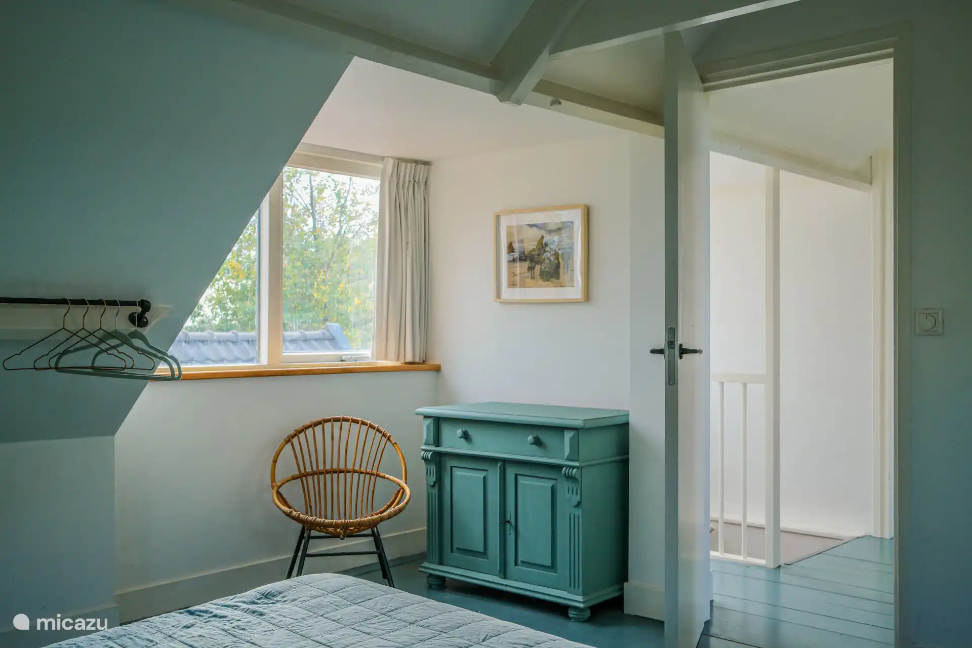 Das zweite Schlafzimmer oben mit einem 160 cm großen Doppelbett