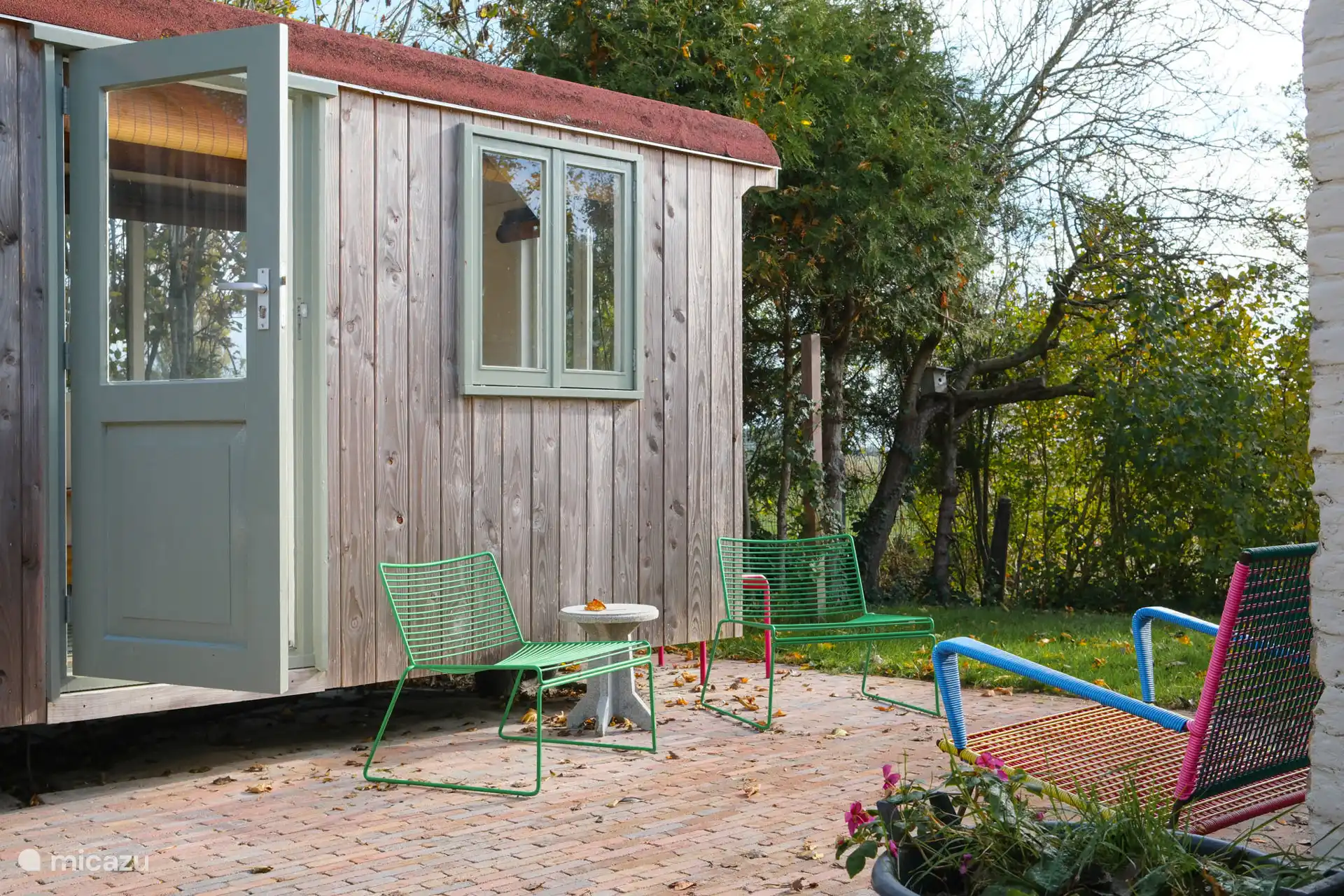 Der Zigeunerwagen im Garten mit einem zusätzlichen Doppelbett