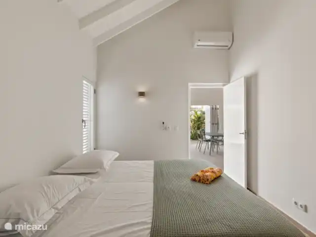 Villa Blenchi Curaçao Zwembad & Tuin huren in Curaçao, Curacao-Midden, Willemstad - vakantiehuis Lichte slaapkamer met Eastborn boxspring (2,10 m), airco, plafondventilator en eigen badkamer. Opgemaakt met zacht Egyptisch katoen voor een comfortabele nachtrust