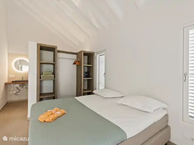 Villa Blenchi Curaçao Zwembad & Tuin huren in Curaçao, Curacao-Midden, Willemstad - vakantiehuis Lichte slaapkamer met Eastborn boxspring (2,10 m), airco, plafondventilator en eigen badkamer. Opgemaakt met zacht Egyptisch katoen voor een comfortabele nachtrust