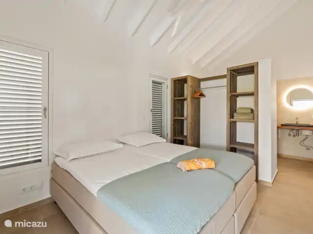 Villa Blenchi Curaçao Zwembad & Tuin huren in Curaçao, Curacao-Midden, Willemstad - vakantiehuis Lichte slaapkamer met twee losse Eastborn boxsprings (2,10 m), opgemaakt als eenpersoonsbedden. Voorzien van airco, plafondventilator en een eigen badkamer met regendouche