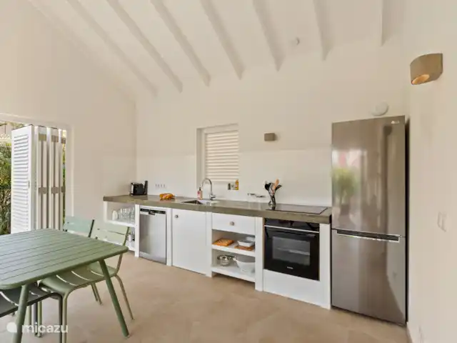 Villa Blenchi Curaçao Zwembad & Tuin huren in Curaçao, Curacao-Midden, Willemstad - vakantiehuis Volledig uitgeruste keuken met Siemens vaatwasser, inductiekookplaat, oven, LG koelkast en compleet servies. Alles bij de hand voor een ontspannen en zorgeloos verblijf