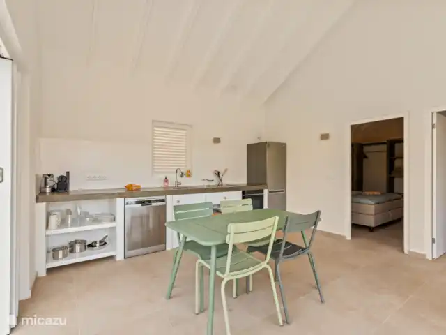 Villa Blenchi Curaçao Zwembad & Tuin huren in Curaçao, Curacao-Midden, Willemstad - vakantiehuis Volledig uitgeruste keuken met Siemens vaatwasser, inductiekookplaat, oven, LG koelkast en compleet servies. Alles bij de hand voor een ontspannen en zorgeloos verblijf