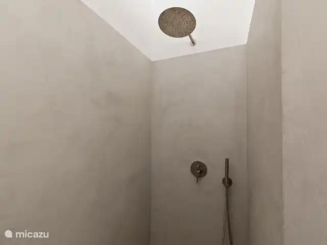 Villa Blenchi Curaçao Zwembad & Tuin huren in Curaçao, Curacao-Midden, Willemstad - vakantiehuis Lichte slaapkamer met twee losse Eastborn boxsprings (2,10 m), opgemaakt als eenpersoonsbedden. Voorzien van airco, plafondventilator en een eigen badkamer met regendouche