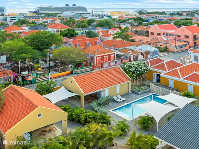 Villa Blenchi Curaçao Zwembad & Tuin huren in Curaçao, Curacao-Midden, Willemstad - vakantiehuis Ontdek deze verborgen oase: Villa Grandi met tropische binnentuin, zoutwaterzwembad, carport en de drie villa's, rustig gelegen in het kleurrijke Otrobanda