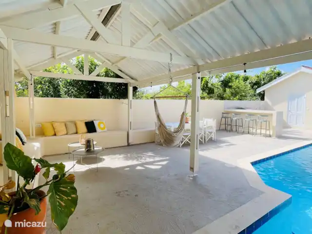 vakantiehuis huren in Curaçao, Banda Ariba (oost), Cas Grandi – Mini resort Kaya Verdi - Blenchi 4p De lounge hoek, eettafel en buitenkeuken