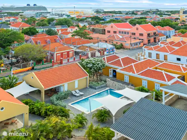 Stadsvilla Curaçao, Zwembad & Tuin huren in Curaçao, Curacao-Midden, Willemstad - vakantiehuis Ontdek deze verborgen oase: Villa Grandi met tropische binnentuin, zoutwaterzwembad en monumentale stadsvilla, rustig gelegen in het kleurrijke Otrobanda
