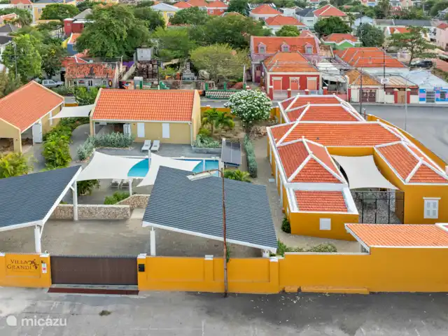 Stadsvilla Curaçao, Zwembad & Tuin huren in Curaçao, Curacao-Midden, Willemstad - vakantiehuis Achteraanzicht van Villa Grandi met ruime parkeerfaciliteiten, sfeervolle binnentuin, zoutwaterzwembad en monumentale stadsvilla in hartje Otrobanda