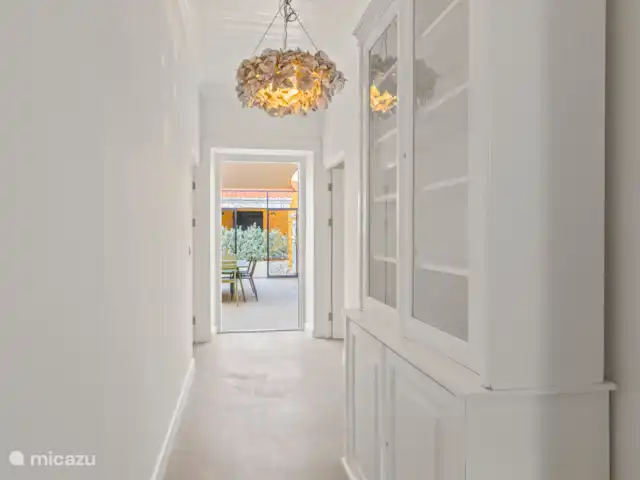 Stadsvilla Curaçao, Zwembad & Tuin huren in Curaçao, Curacao-Midden, Willemstad - vakantiehuis Hal verlicht door Oesterlamp