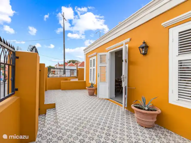 Stadsvilla Curaçao, Zwembad & Tuin huren in Curaçao, Curacao-Midden, Willemstad - vakantiehuis Fraai betegeld voorterras met directe toegang tot de stijlvolle eetkamer, gelegen aan een karakteristieke straat in Otrobanda