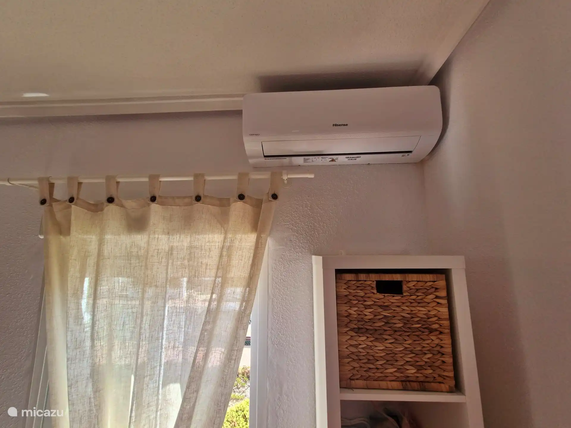 Beide Schlafzimmer sind mit einer Hisense-Klimaanlage ausgestattet