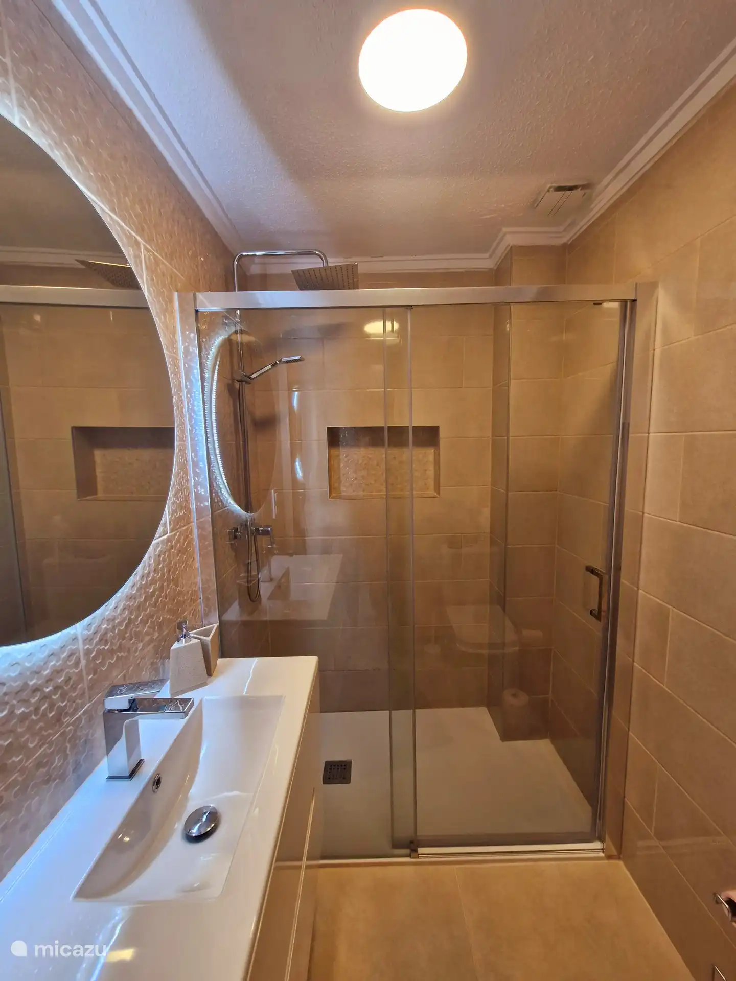 Spiegel mit LED-Beleuchtung