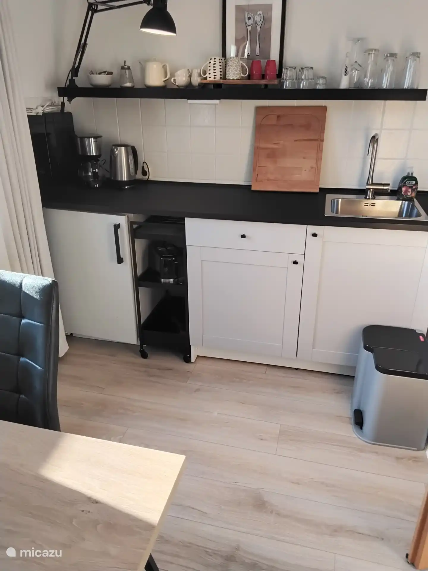 Küchenzeile, Sie können auf 2.Induktionsplatten kochen, diese können aufbewahrt werden, um mehr Platz auf der Arbeitsplatte zu haben.