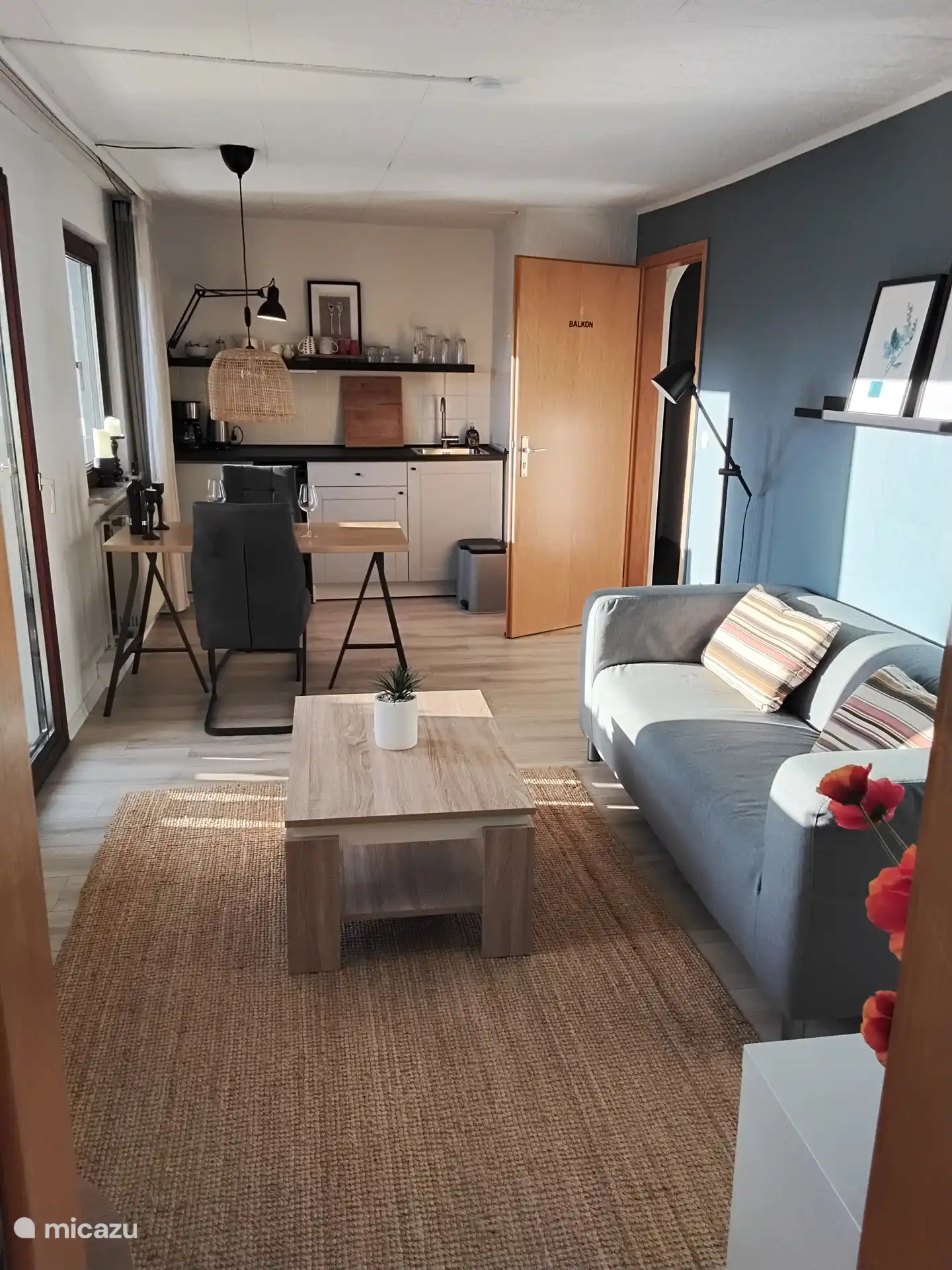 Sitzecke mit 2-Sitzer-Sofa