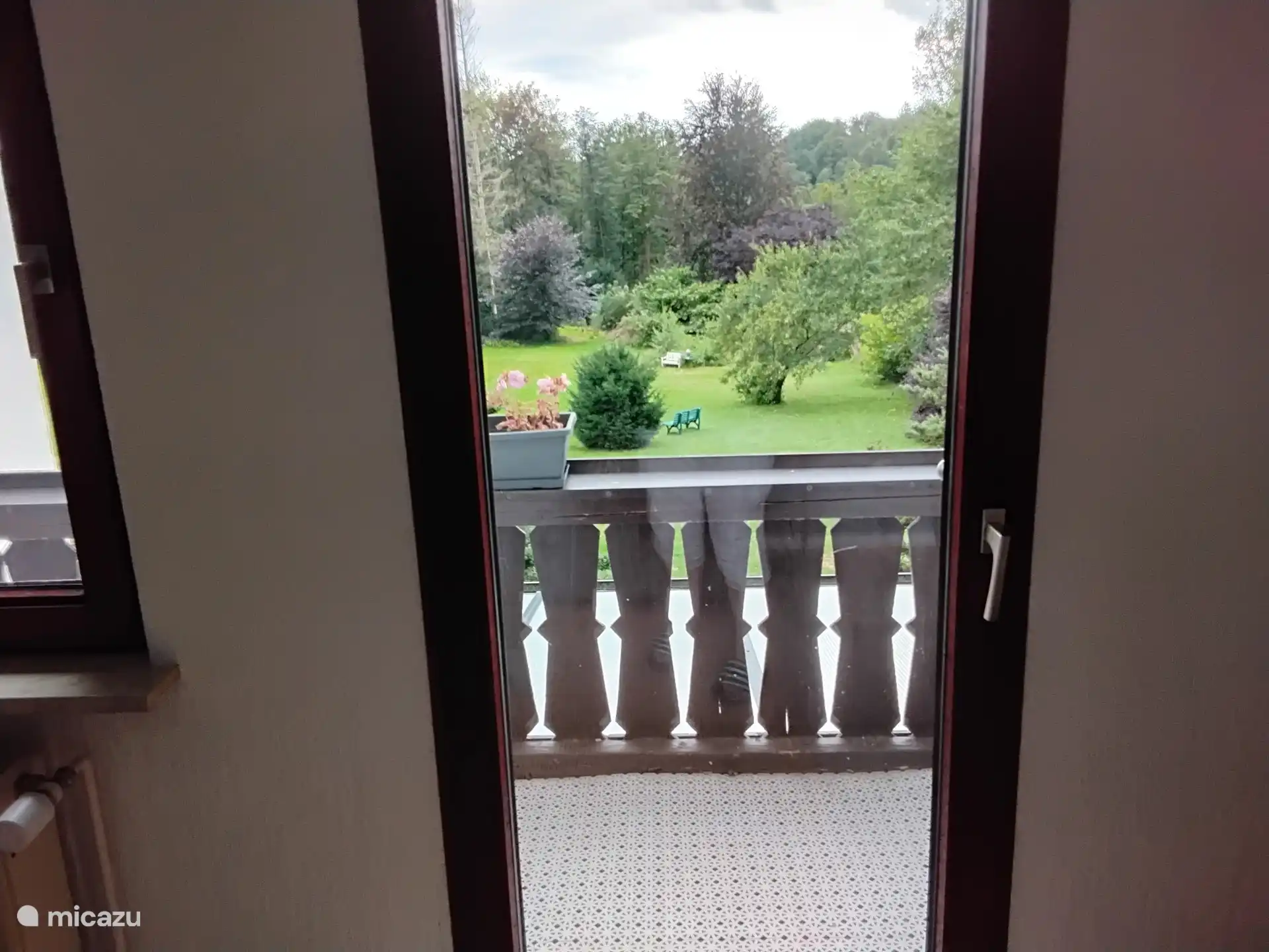 Tür zum Balkon und Gartenblick vom Wohnzimmer aus.