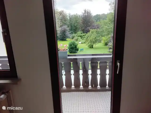 Hochwald-Balkon huren in Duitsland, Nedersaksen, Bad Sachsa - appartement deur naar het balkon, en uitzicht op de tuin vanuit de woonkamer.