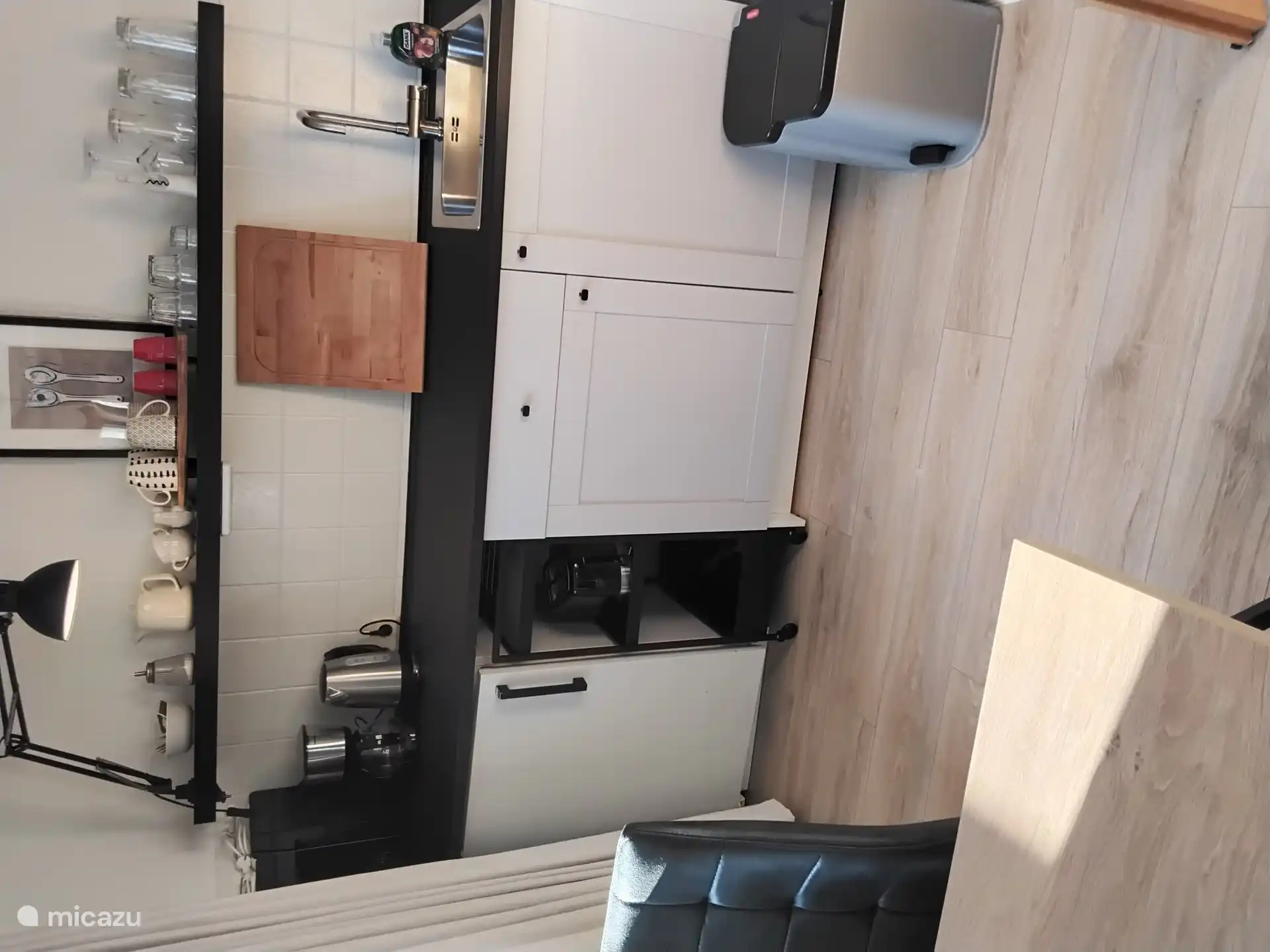 Küche mit Kaffeemaschine, Wasserkocher, 2 Induktionskochfeldern, Toaster und Sandwichmaker.
Wenn Sie keine Kochfelder verwenden, können sie an die Wand gehängt werden, um Platz auf der Arbeitsplatte zu sparen.