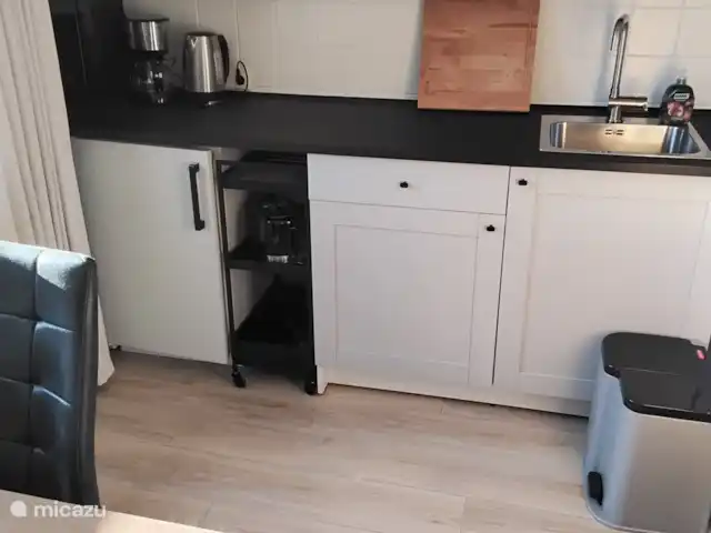 Hochwald-Balkon huren in Duitsland, Nedersaksen, Bad Sachsa - appartement keuken, met koffiezetapparaat, waterkoker, 2 inductiekookplaten, broodrooster en tosti ijzer.
als je kookplaten niet gebruikt kunnen deze aan de wand gehangen worden, om ruimte te sparen op het aanrecht.