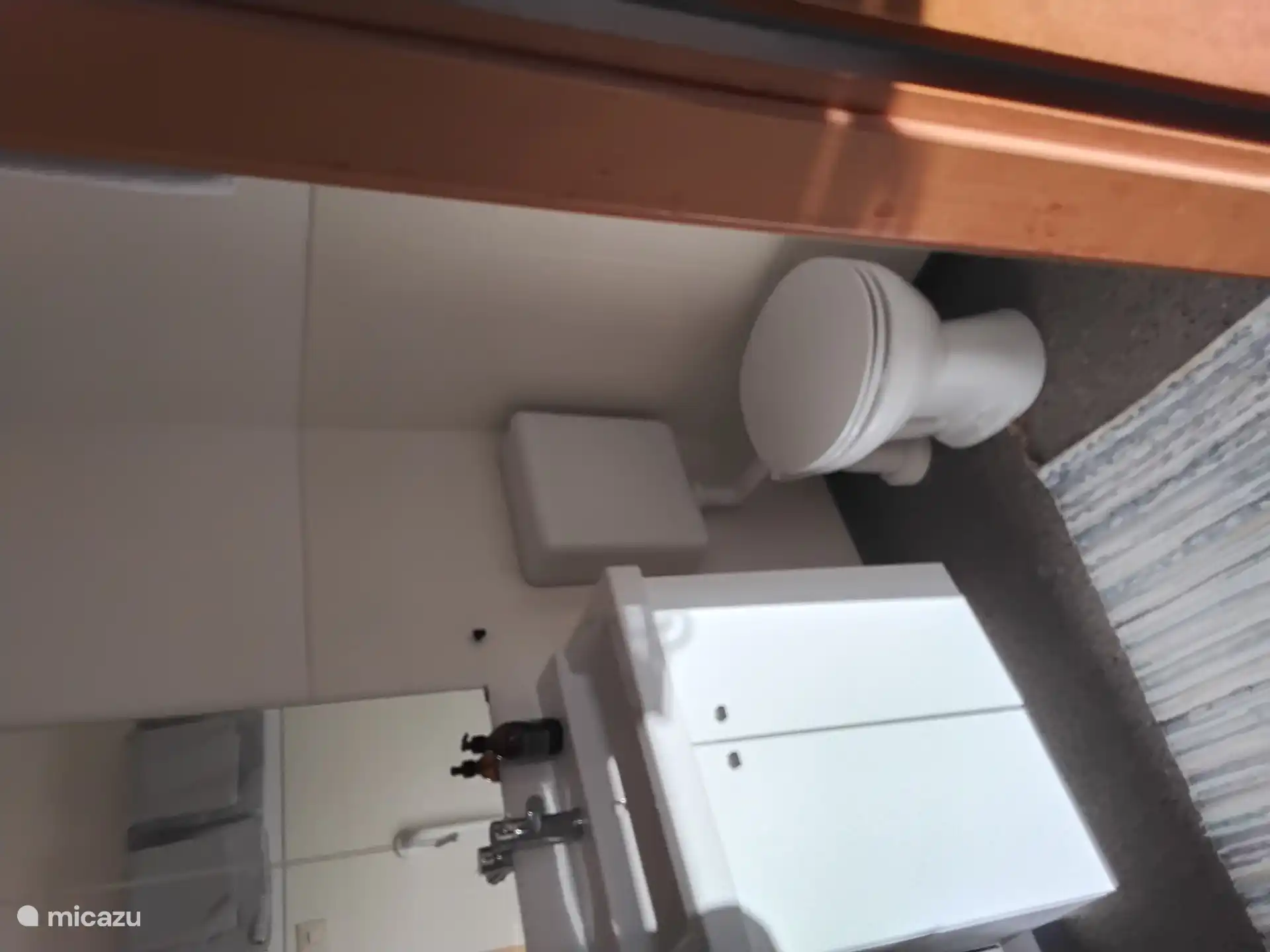 Waschbecken und WC im eigenen Badezimmer