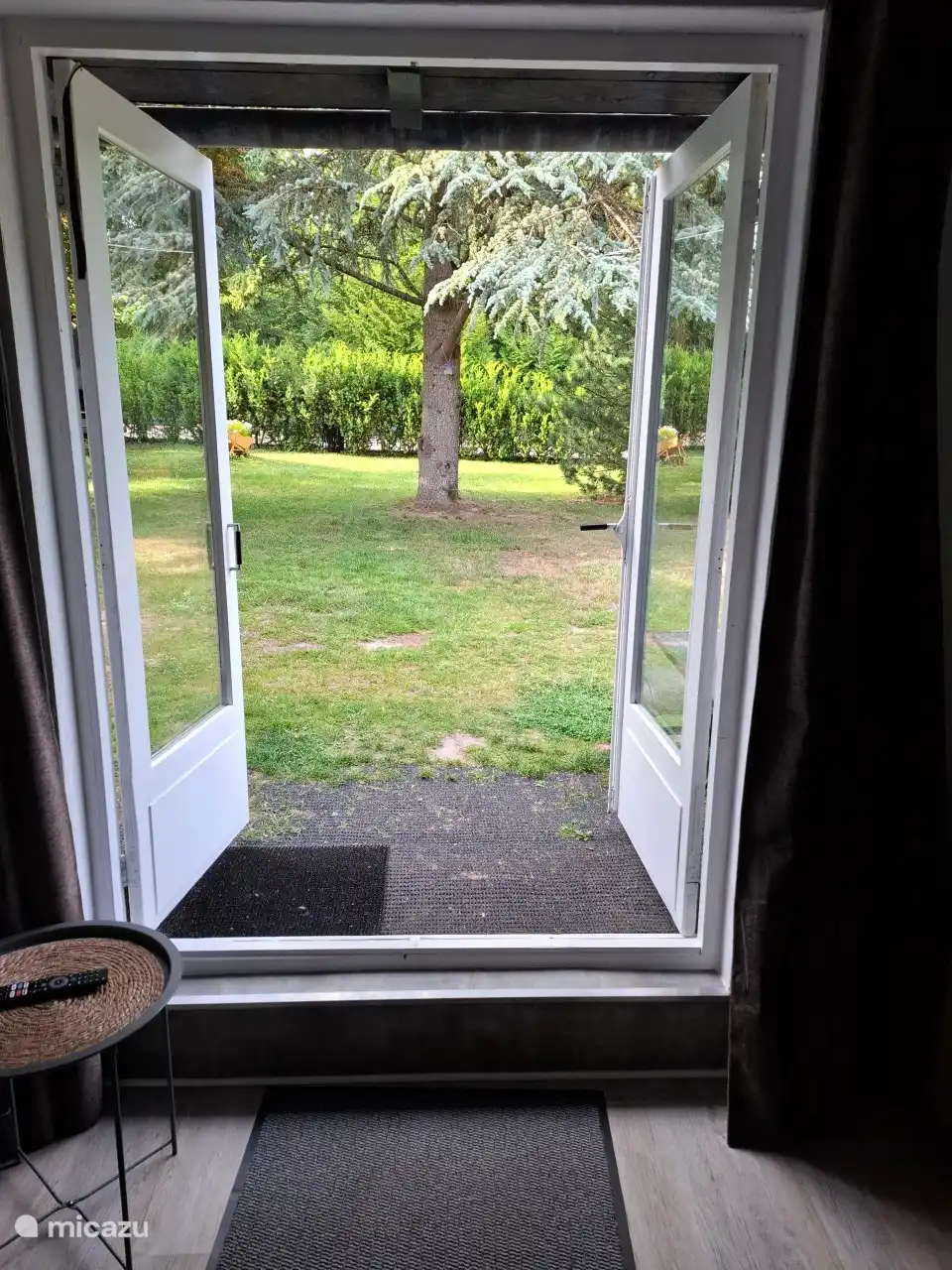 Vista al jard&#237;n desde el chalet