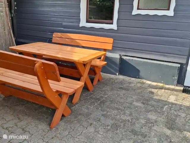 Hochwald-Chalet huren in Duitsland, Nedersaksen, Bad Sachsa - chalet Picknickset voor het chalet waar u heerlijk in de avondzon kunt eten