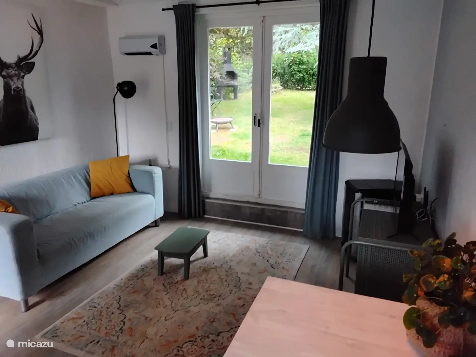 Sala de estar con puertas que dan al jard&#237;n cerrado