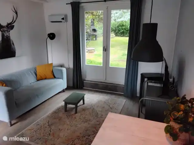 Hochwald-Chalet huren in Duitsland, Nedersaksen, Bad Sachsa - chalet Woonkamer met openslaande deuren naar omheinde tuin